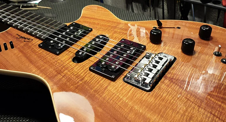 Frettes d’une guitare vues de près