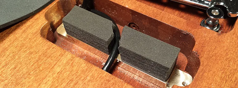 Détail de la fixation du pickup sur le support