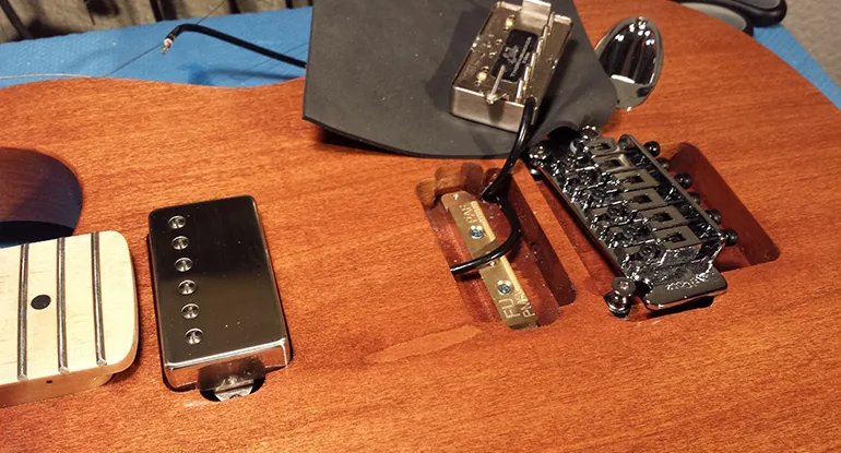 Guitare avec pickups montés directement sur le body, sans pickguard