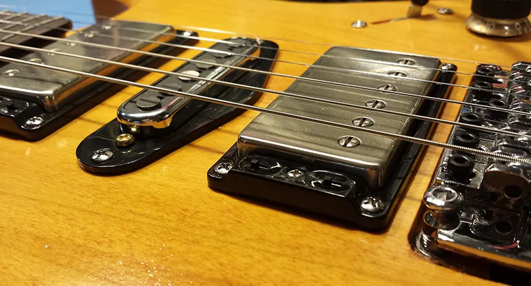 Triple Shot installé sur la guitare avec les pickups en place
