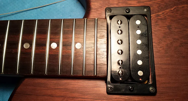 Assemblage de guitare en cours de remontage