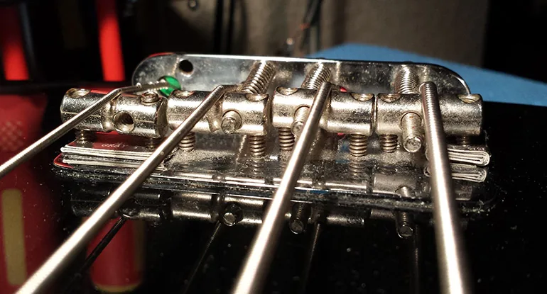Chevalet d’une basse électrique