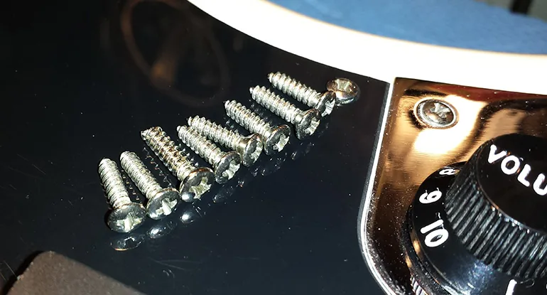 Pickguard soulevé révélant la cavité électronique