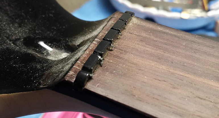 Sillet d’une guitare qui présente un travail antérieur