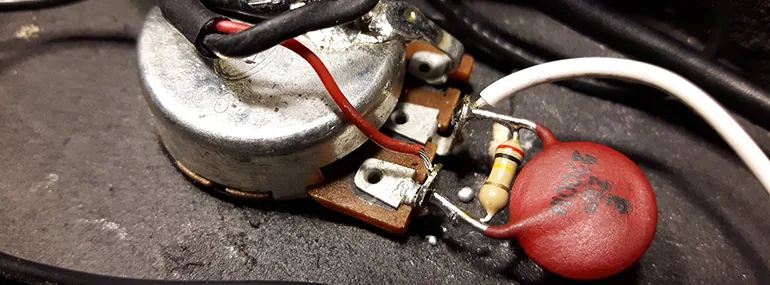 Installation du treble bleed sur le potentiomètre de volume — vue rapprochée