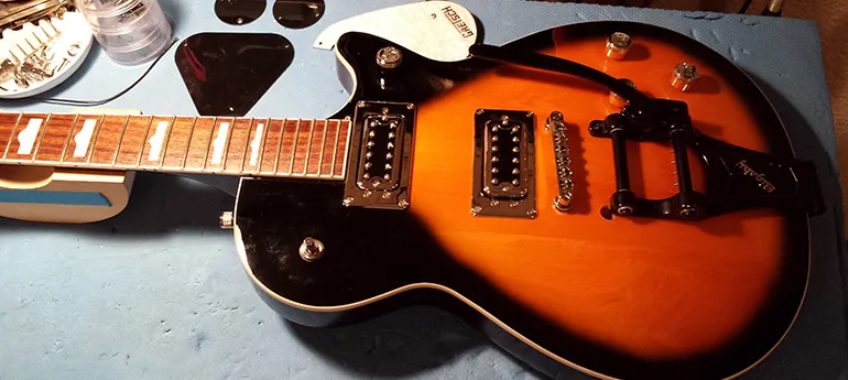 Vue de l’intérieur d’une Gretsch — circuit électronique sorti pour diagnostic