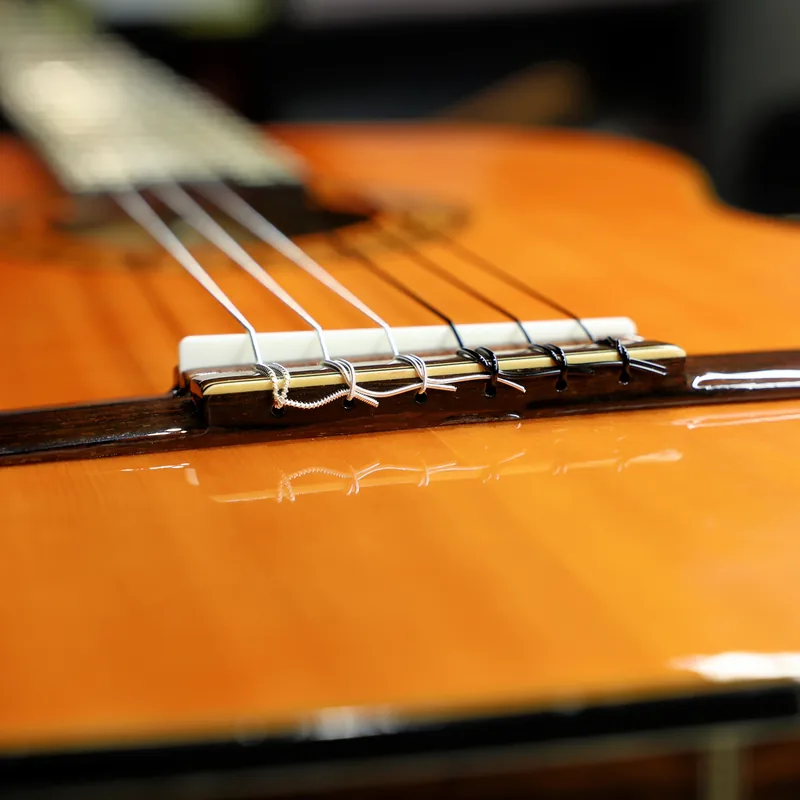 Chevalet d'une guitare classique — close-up