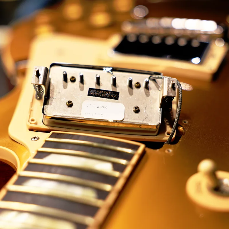Pickup d'une guitare Gibson Les Paul gold — close-up