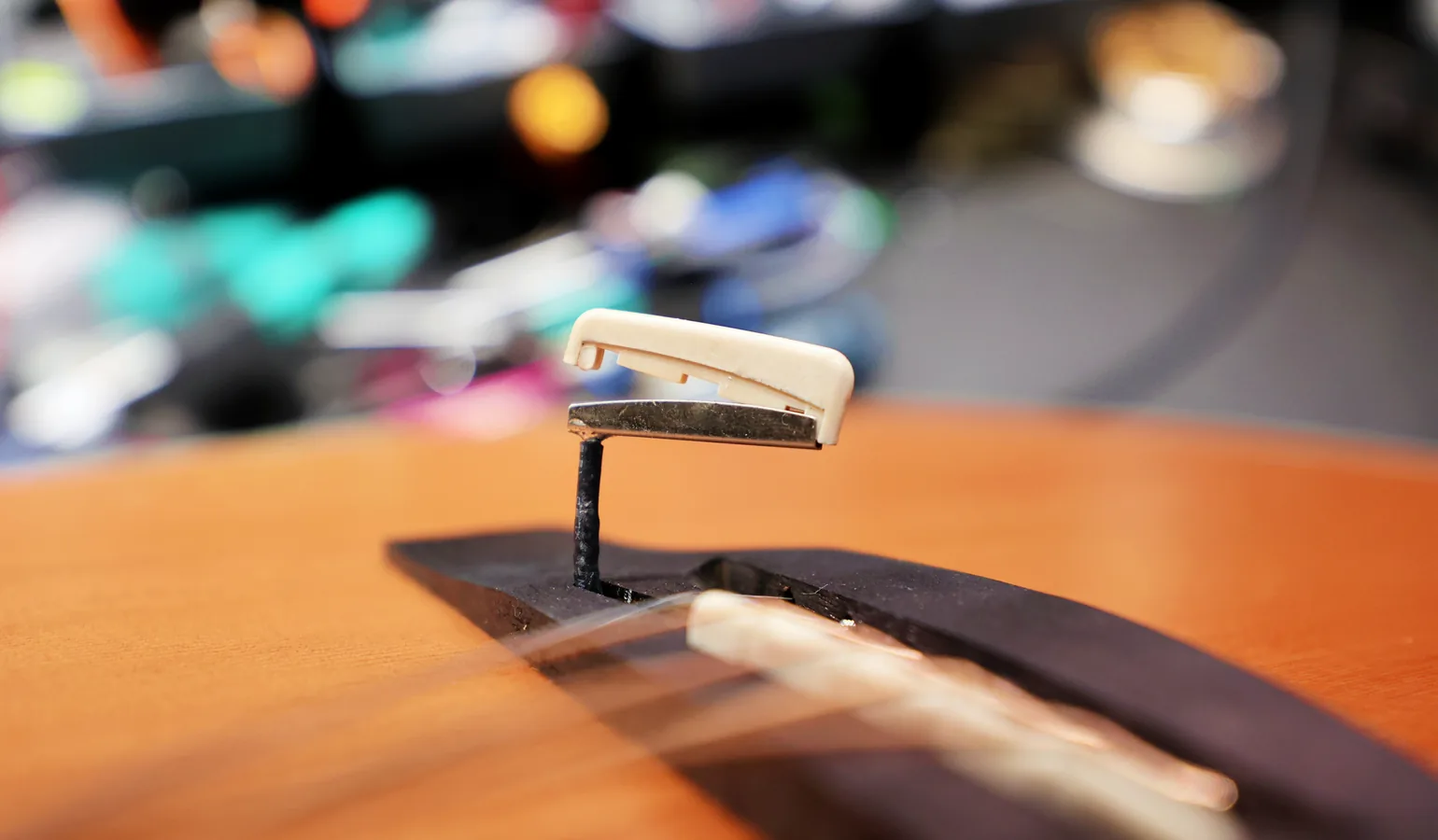 Chevalet et sillet d'une guitare acoustique en cours d'ajustement à l'atelier