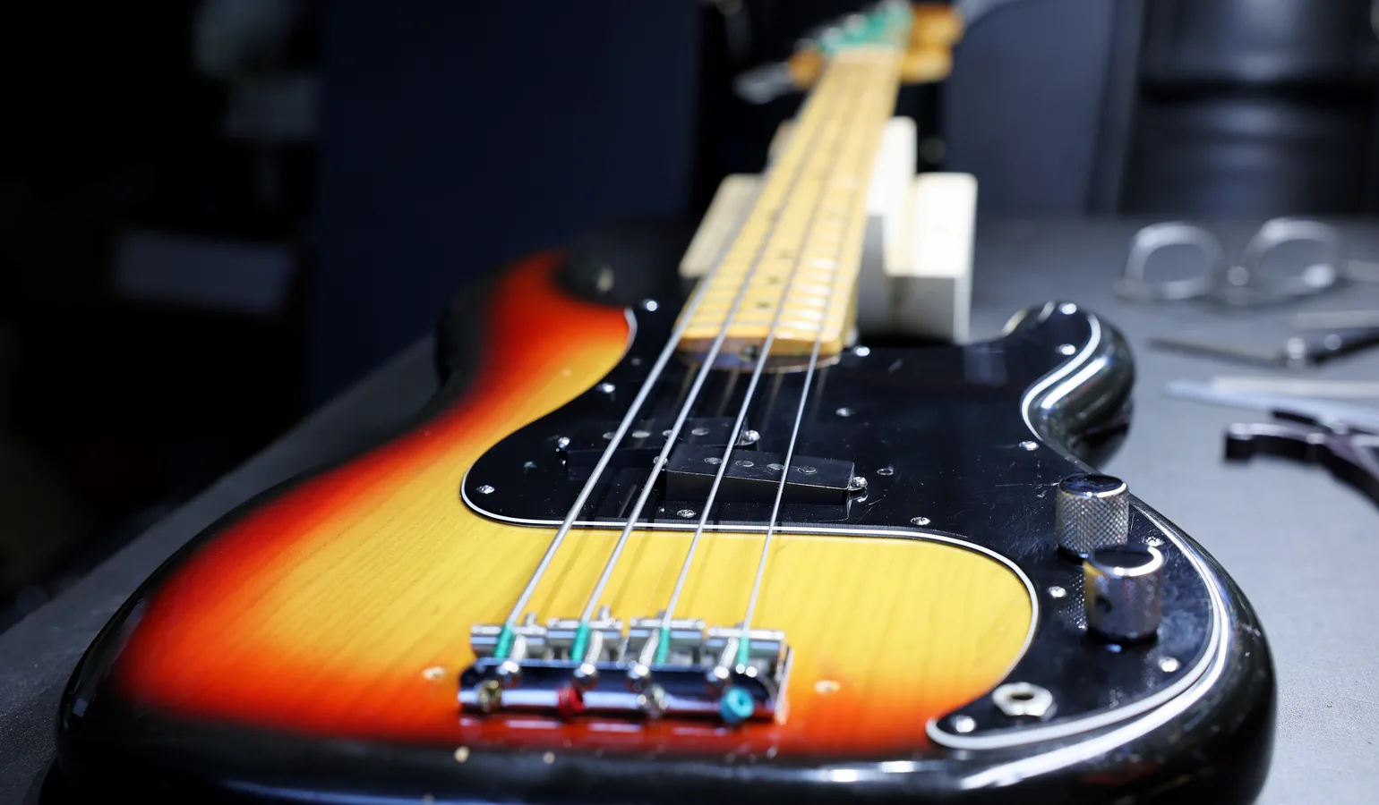 Fender Precision Bass en cours d'ajustement à l'atelier Ajustement Rive-Sud