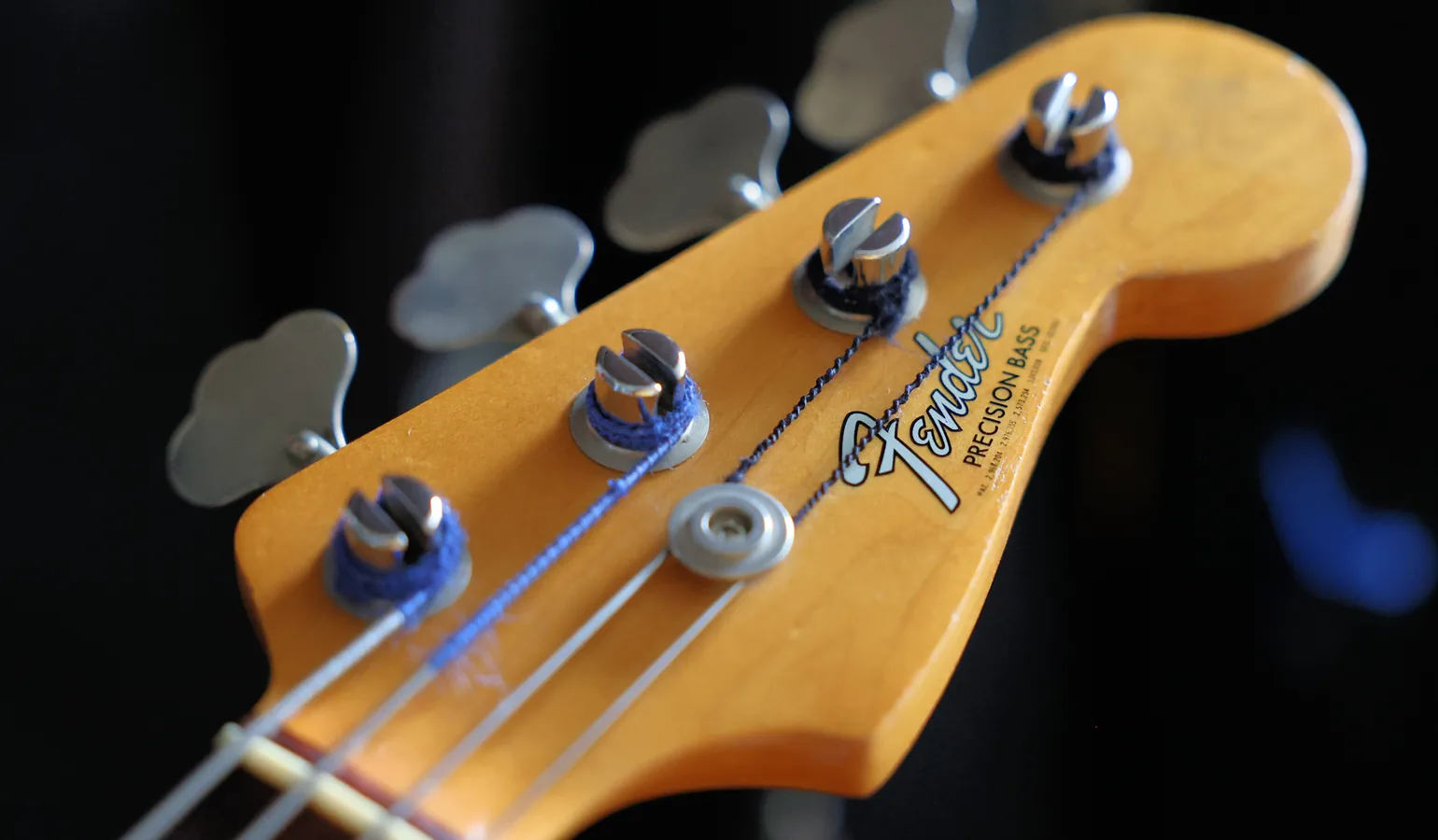 Tête de basse Fender Precision — close-up des mécaniques