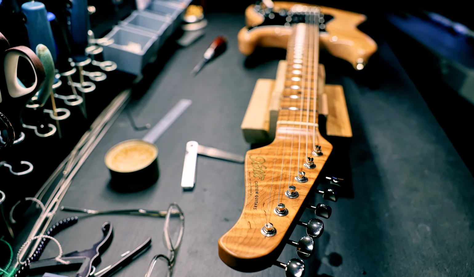 Xotic Stratocaster en cours d'ajustement à l'atelier Ajustement Rive-Sud