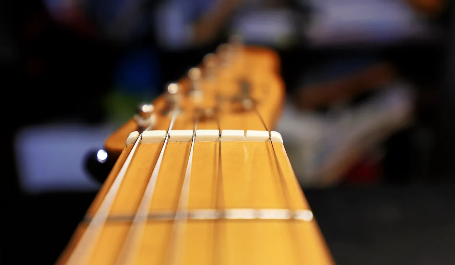 Close-up du sillet et des cordes d'une Fender Telecaster
