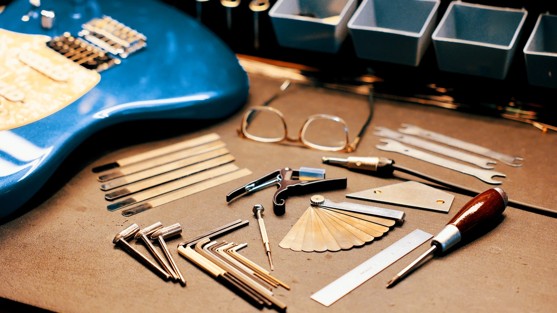 Outils d&rsquo;atelier — clés Allen, lime, jeux de cordes